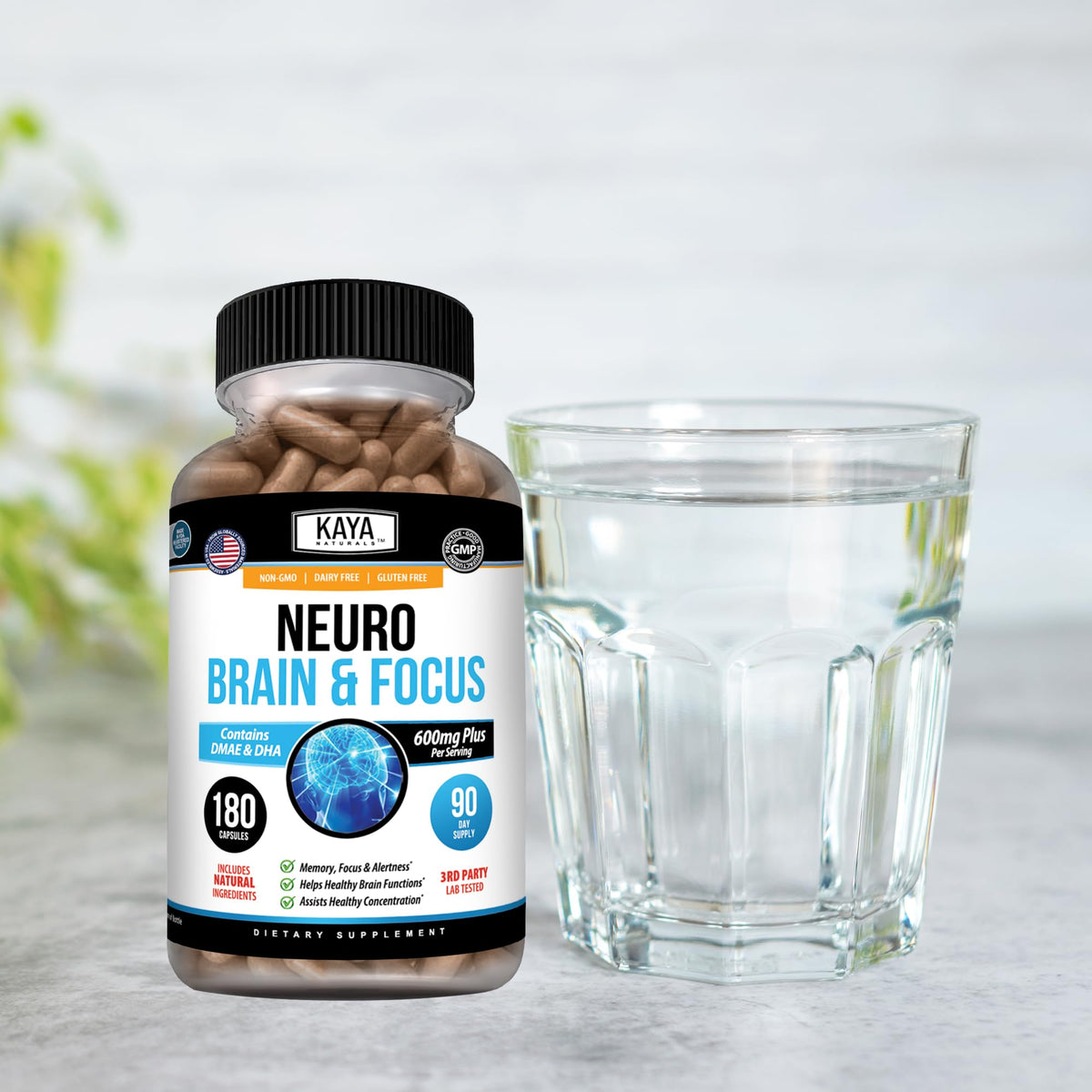 Kaya Naturals Neuro Brain avec un verre d'eau