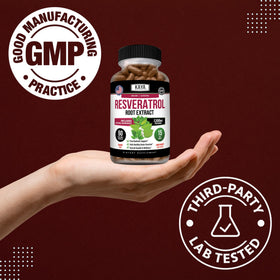Kaya Naturals Resveratrol capsules avec un verre d'eau