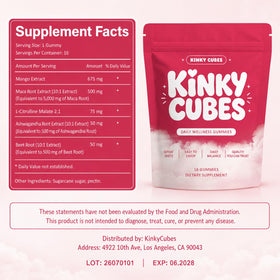 KINKY CUBES Gummies avec une main tenant une gomme