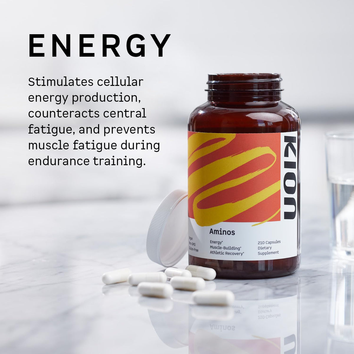 Kion Aminos capsules avec des acides aminés en arrière-plan