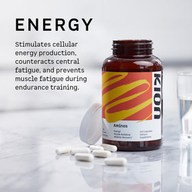 Kion Aminos capsules avec des acides aminés en arrière-plan