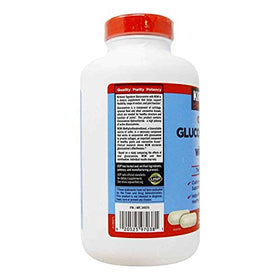 KIRKLAND Glucosamine avec MSM comprimés près d'un verre d'eau