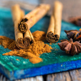 Kiva Poudre de Cannelle de Ceylan Capsules Végétales 120 dans un bol
