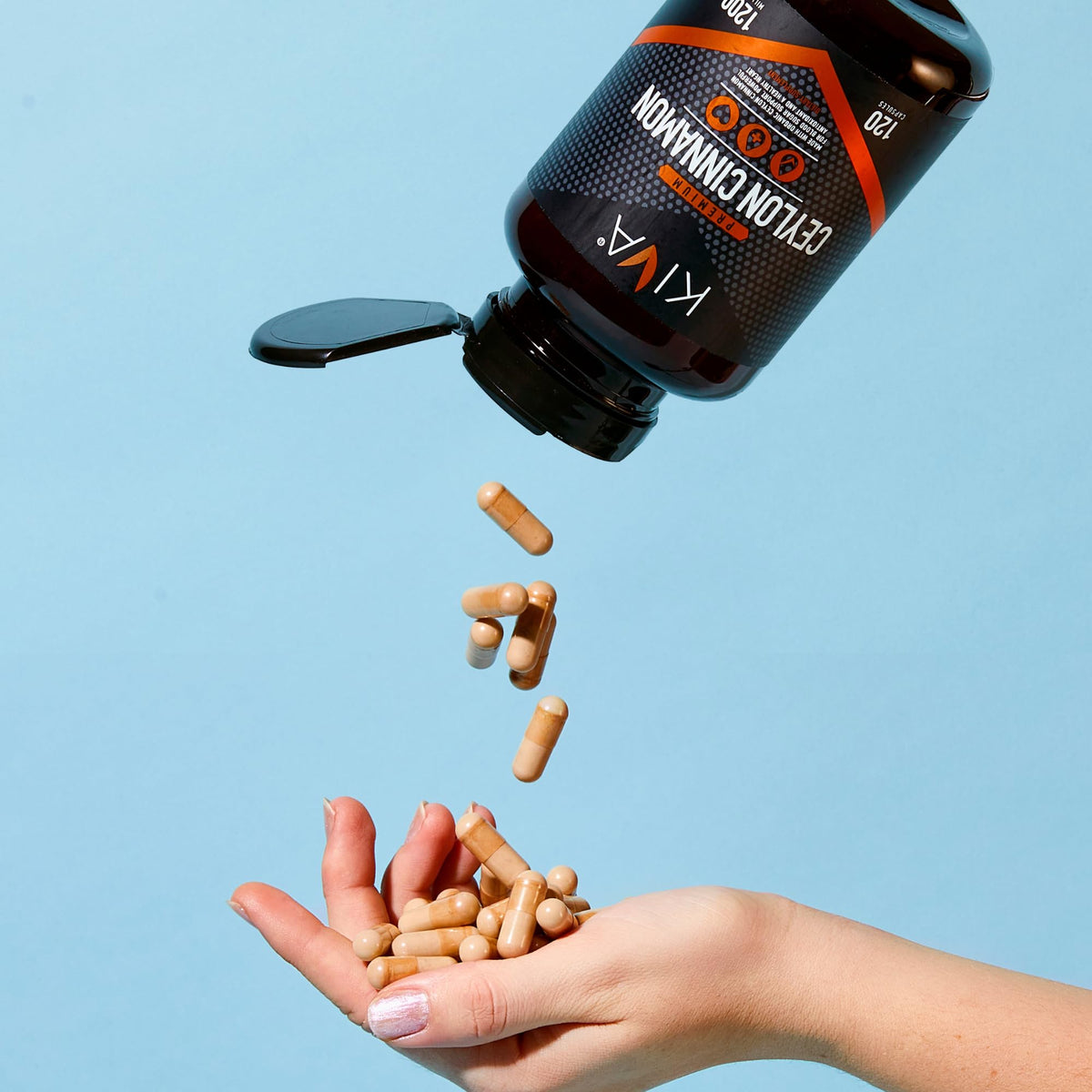 Kiva Poudre de Cannelle de Ceylan Capsules Végétales 120 sur une table