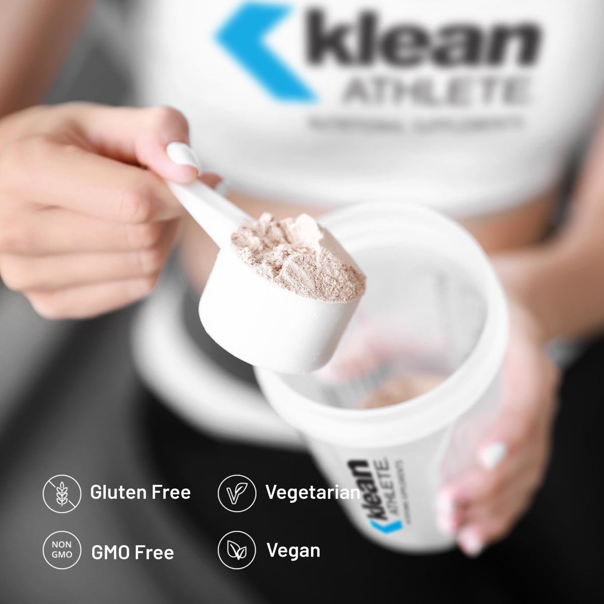 Klean Athlete Klean Glutamine 572g en poudre dans un verre