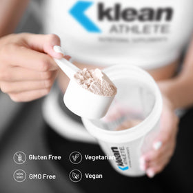 Klean Athlete Klean Glutamine 572g en poudre dans un verre