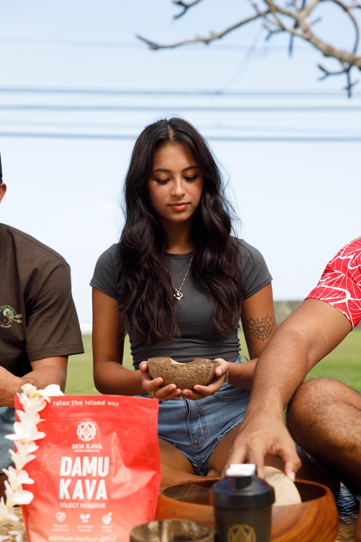 Koa Kava Poudre Damu Kava 1kg en contexte convivial