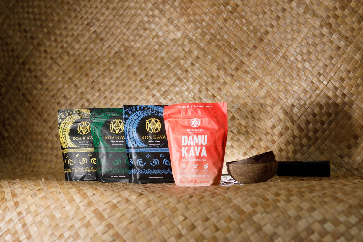 Koa Kava Poudre Damu Kava 1kg sur une table avec accessoires