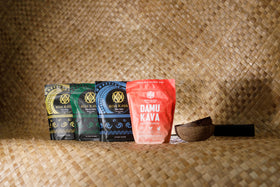 Koa Kava Poudre Damu Kava 1kg sur une table avec accessoires