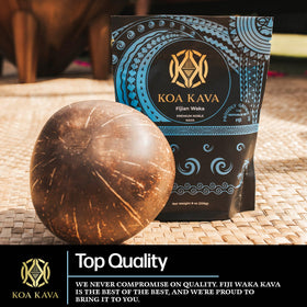 Koa Kava Poudre de Kava Loa Waka 1 KG, présentation sur une table