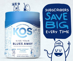KOS Spiruline Bleue poudre à côté de fruits frais