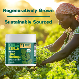 Kuli Kuli capsules de moringa bio avec des ingrédients naturels en arrière-plan