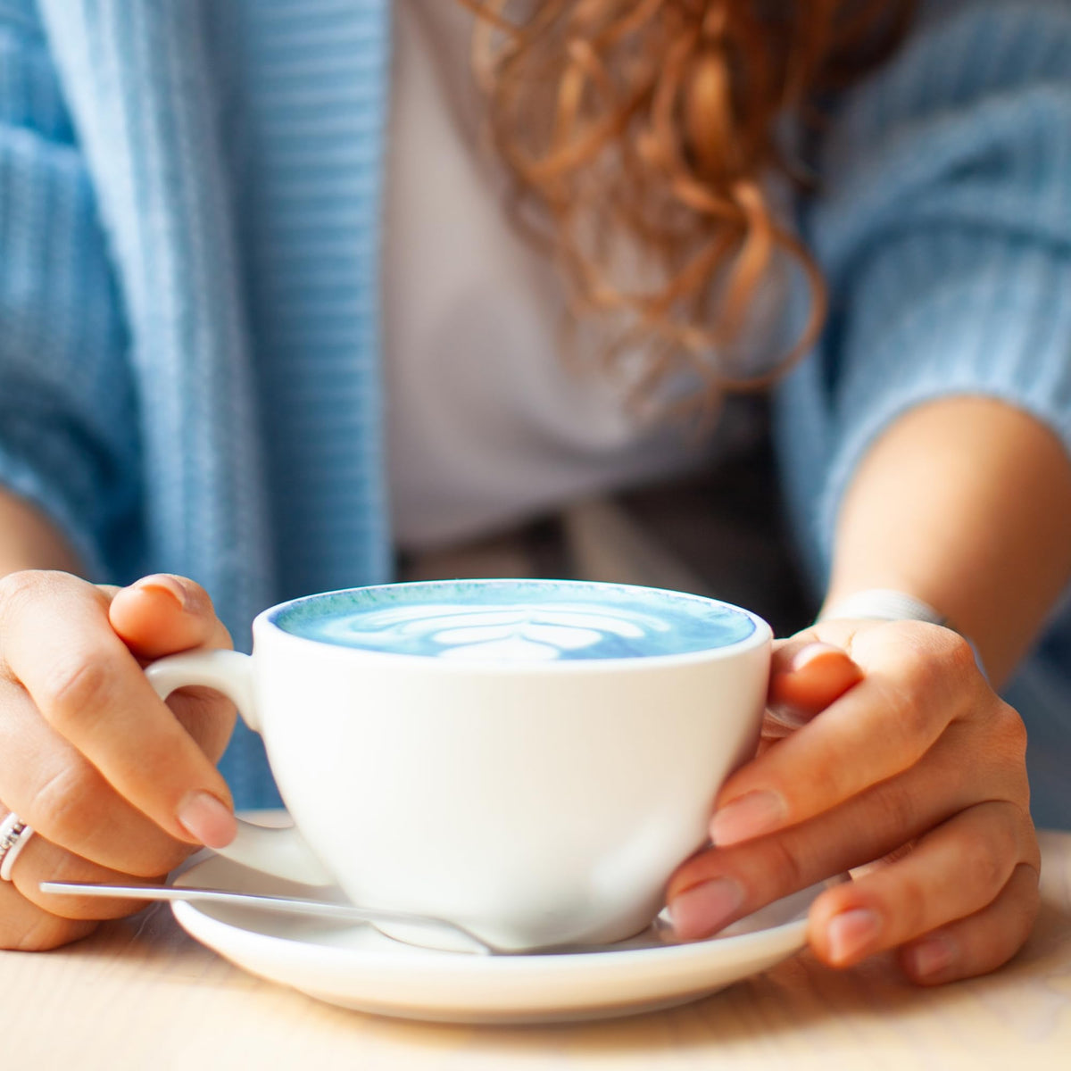 Kuli Kuli Latte Superfood Vanille Lavande - tasse avec boisson prête