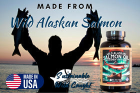 Kwee-Jack Fish Co. Huile de Saumon Sauvage Alaskan, gélules sur une surface blanche