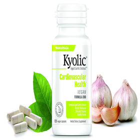 Kyolic Ail Vieilli capsules à côté d'un verre d'eau
