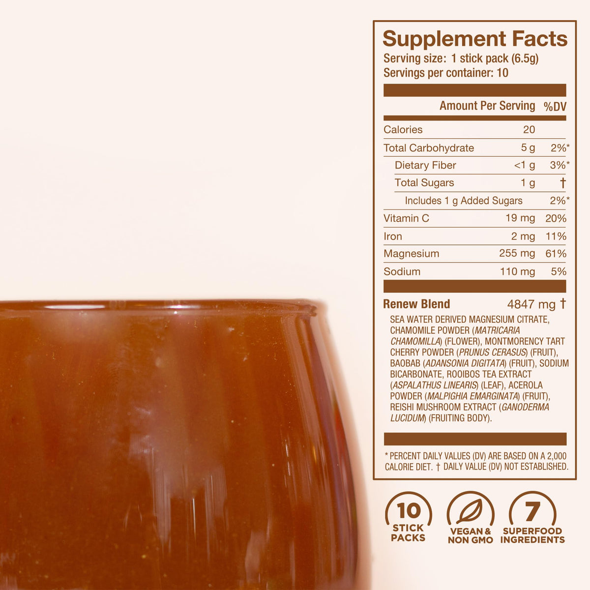 Laird Superfood Boisson de Nuit mélange dans un verre d'eau chaude