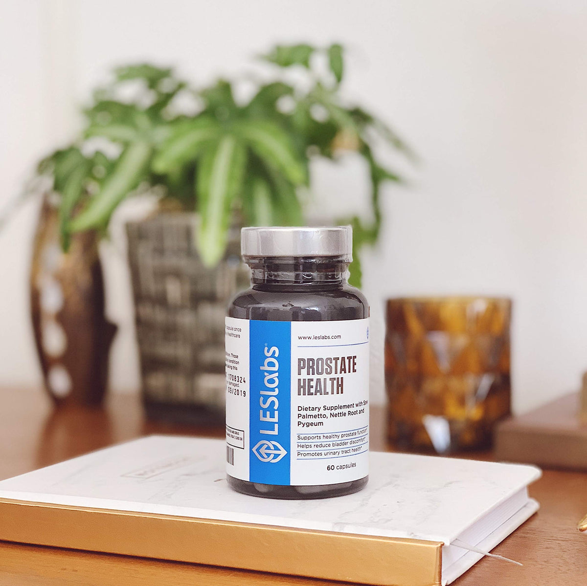LES Labs Santé Prostatique 60 Capsules sur une table de nuit