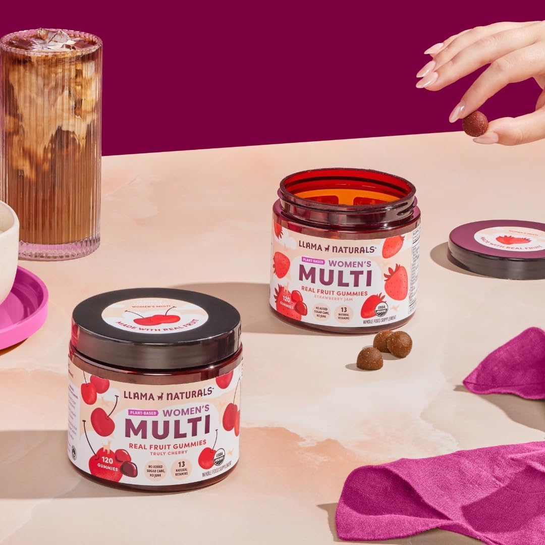 Llama Naturals Multivitamines pour Femmes, gummies dans une main