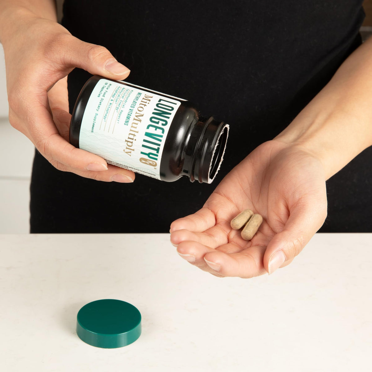 Longevity Rx MitoMultiply vue de côté avec fond neutre