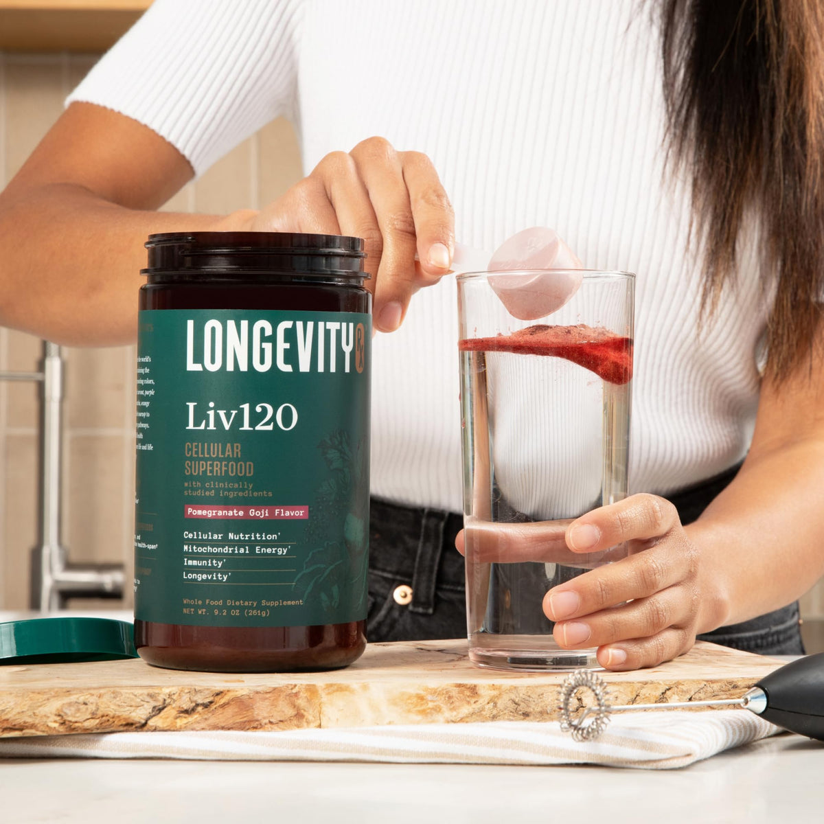 Longevity Rx Poudre Superaliment Liv120 363g sur une table avec des fruits