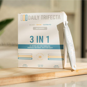lovie style Daily Trifecta 3-en-1 Collagène, Créatine & Électrolytes en utilisation dans un smoothie
