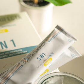 lovie style Daily Trifecta sachets dans un verre d'eau
