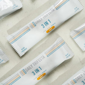 lovie style Daily Trifecta stick pack sur une table