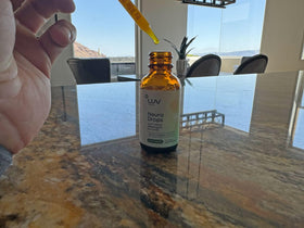 LUV health Neuro Drops sur une surface en bois