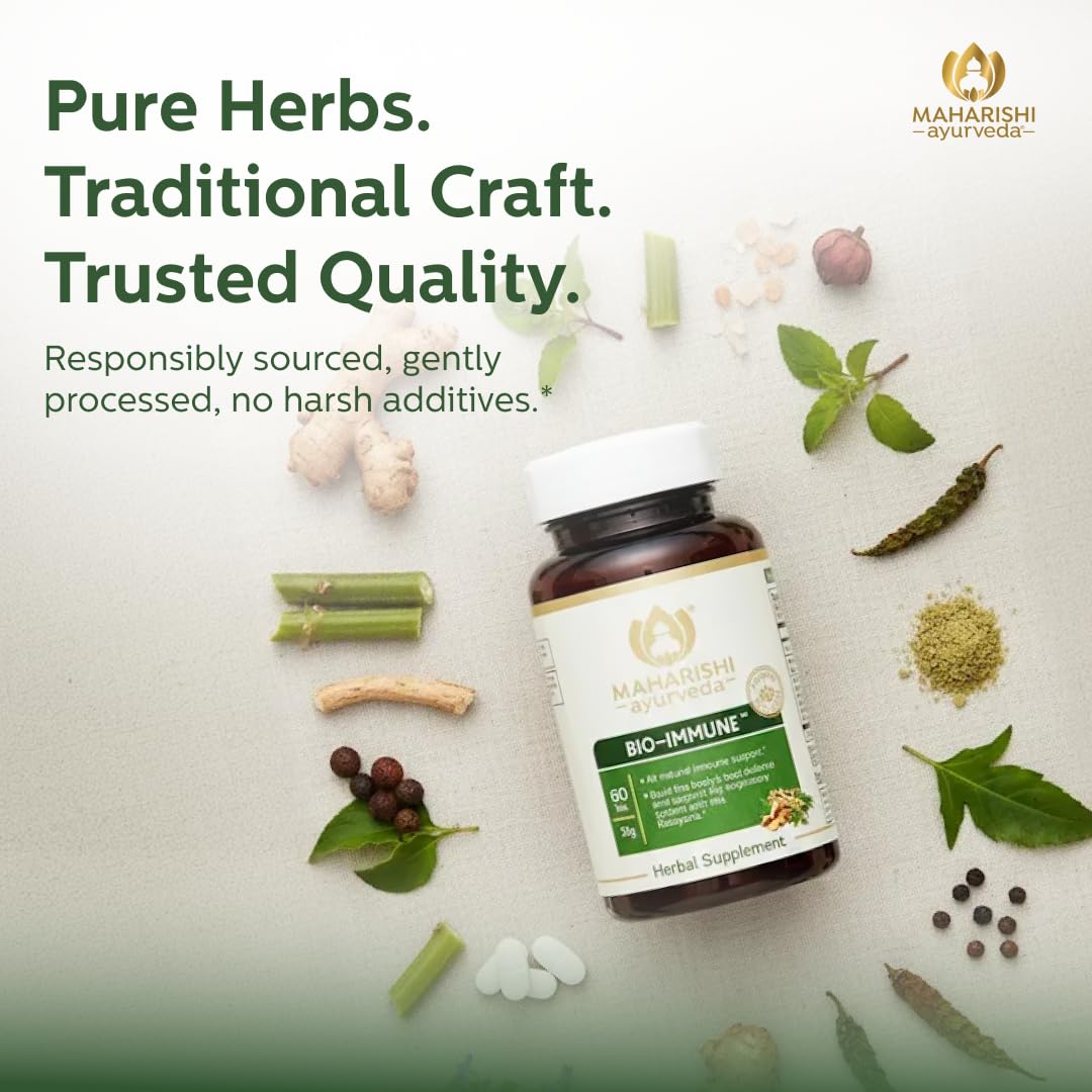 Maharishi Ayurveda Bio daily wellness™ comprimés dans une main