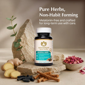 Maharishi Ayurveda Blissful Sleep 60 comprimés en main