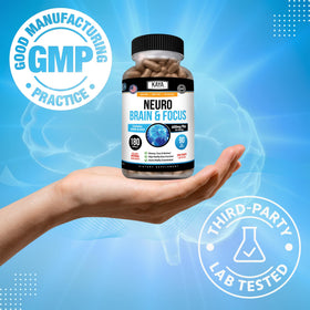 Mains tenant des capsules Kaya Naturals Neuro Brain
