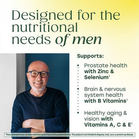 Mains tenant l'emballage de la multivitamine MegaFood