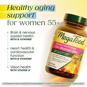 MegaFood Multivitamine Femme 55+ comprimés dans une main