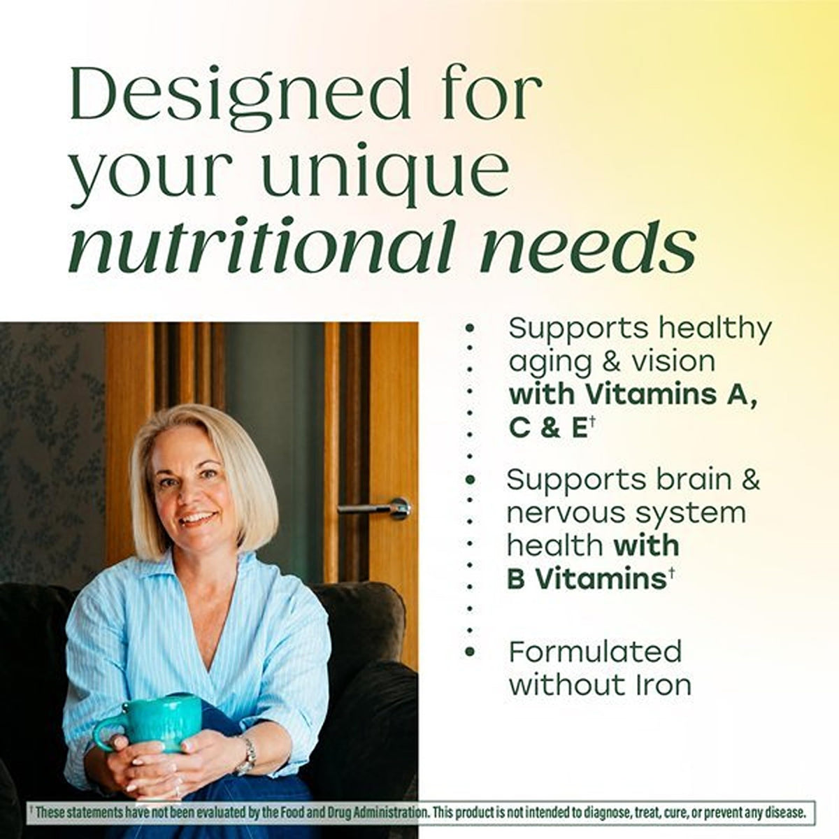 MegaFood Multivitamine Femme 55+ comprimés sur un fond en bois