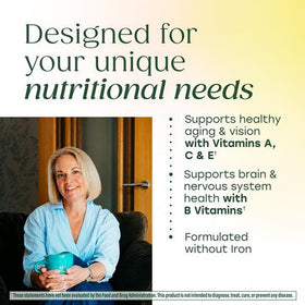 MegaFood Multivitamine Femme 55+ comprimés sur un fond en bois