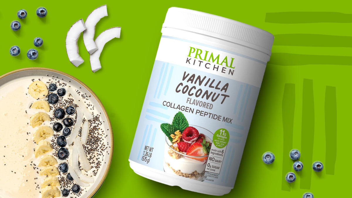 Mélange à boire collagène Primal Kitchen vanille dans un verre avec eau