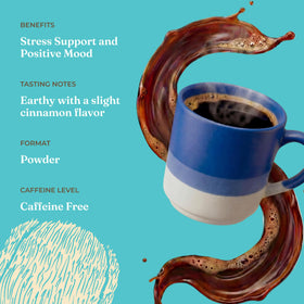 Mélange Calm de Four Sigmatic versé dans une tasse de thé