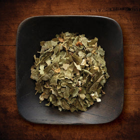 Mélange d'infusion de feuilles de aubépine dans une tasse