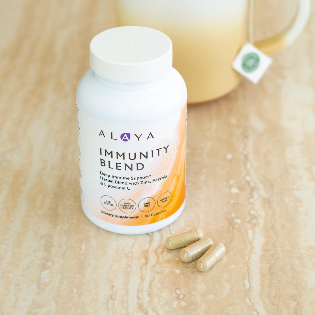 Mélange daily wellness Alaya Naturals avec des ingrédients naturels en arrière-plan