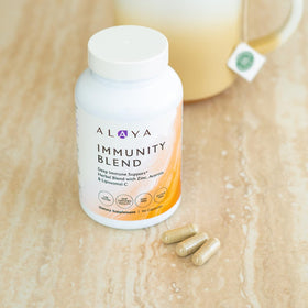 Mélange daily wellness Alaya Naturals avec des ingrédients naturels en arrière-plan