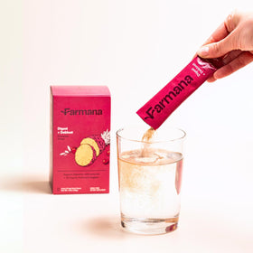 Mélange de boisson Farmana dans un verre avec de l'eau