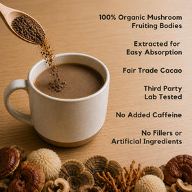 Mélange de cacao avec de l'eau chaude dans une tasse