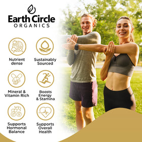 Mélange de poudre de maca jaune avec des fruits dans un smoothie
