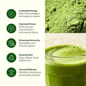 Mélange de poudre de moringa bio dans un smoothie
