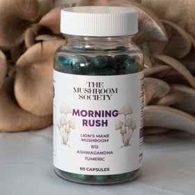 Mélange Matinal The Mushroom Society sur une table avec des ingrédients naturels en arrière-plan