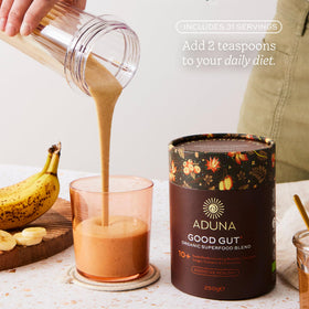 Mélange Superfood Good Gut d'Aduna, ajout dans un yaourt