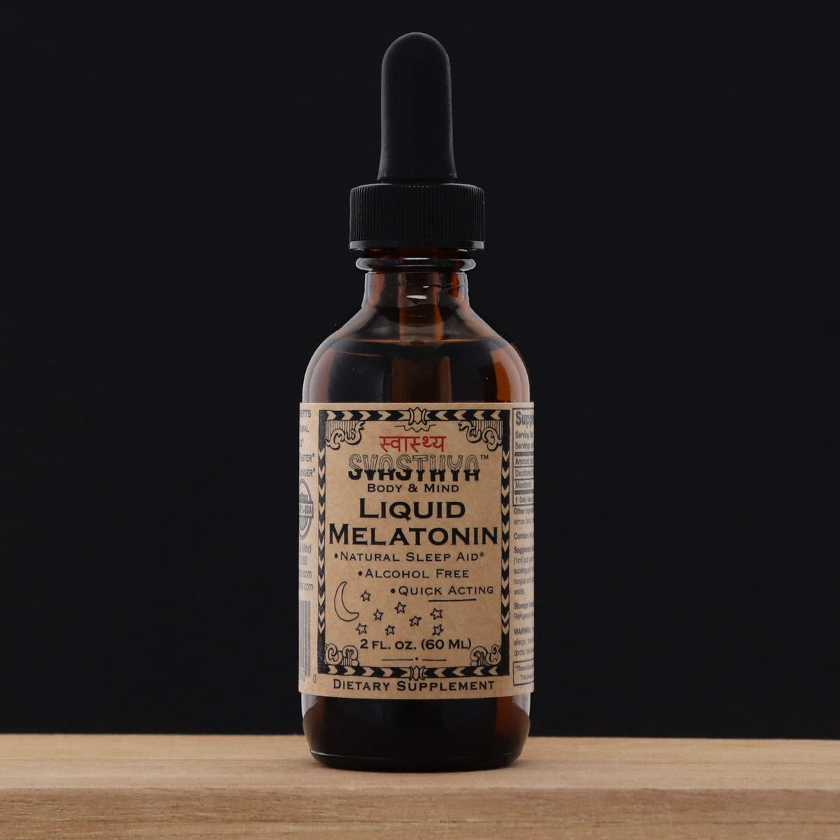 Mélatonine liquide Svasthya sur une table en bois