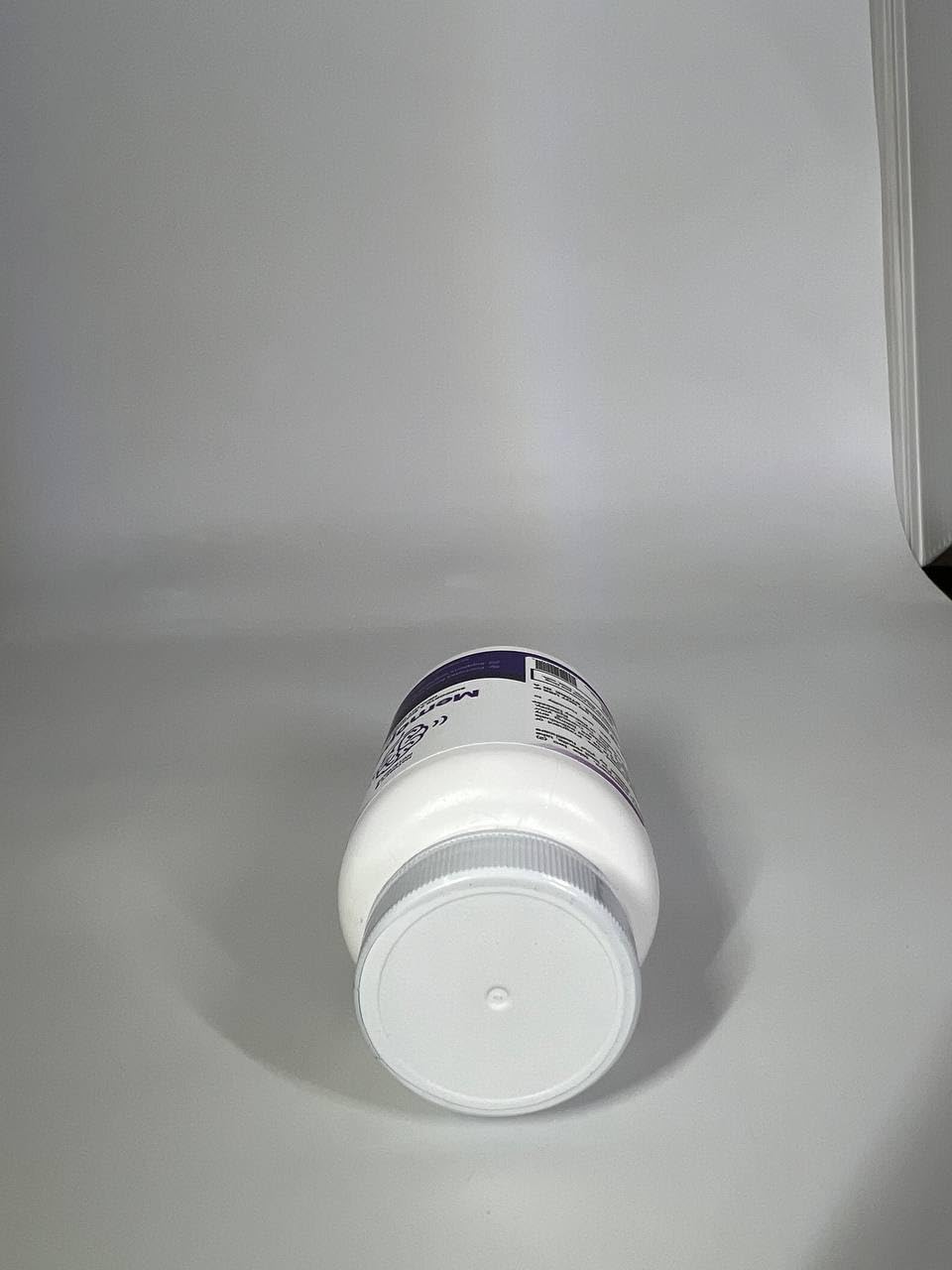 Memopezil, capsules à côté d'un verre d'eau