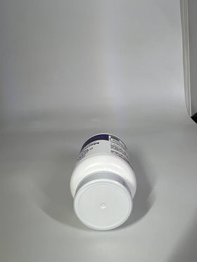 Memopezil, capsules à côté d'un verre d'eau