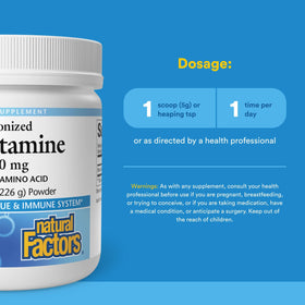 Mesure de poudre de L-Glutamine Natural Factors dans un verre d'eau